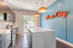 Fridge, microwave, oven, stovetop - City Heights- Rooftop Patio, Skyline Views, Sleeps 10 Near Broadway (Nashville)