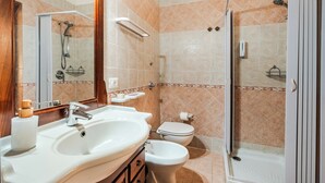 A bathroom with a sink, toilet, and shower. - Cozy apartment near the port of Trapani and the city beaches (Trapani)