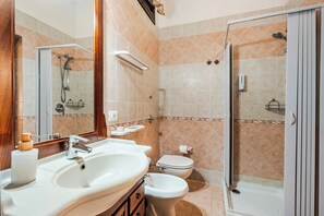 Shower, hair dryer, bidet, towels - Cozy apartment near the port of Trapani and the city beaches (Trapani)