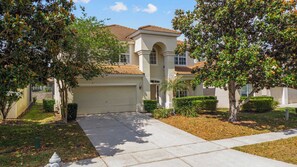 Exterior - 6BR family retreat near Disney w/ pool & hot tub (Kissimmee)