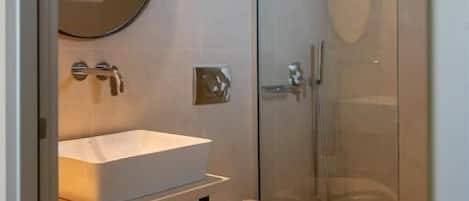 SĂšche-cheveux, serviettes fournies, savon, shampoing