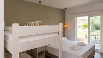 Triple Room | Két bảo mật tại phòng, truy cập Internet không dây miễn phí