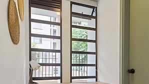 A room with a desk, chair, and a window with blinds. - Casa Velasquez 101 (Medellín)