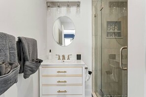 Hair dryer, towels - Stylish King Studio Minutes to Train U6 (Stamford)