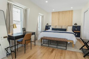 Desk, iron/ironing board, WiFi, bed sheets - Stylish King Studio Minutes to Train U6 (Stamford)