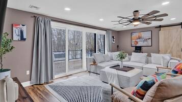 TV, fireplace, stereo