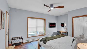Desk, iron/ironing board, travel cot, WiFi
