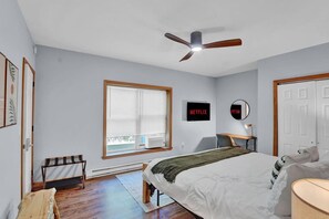Desk, iron/ironing board, travel cot, WiFi - Hot Tub, Game Room, Grill, Lake w/ Beach, Pet (Albrightsville)