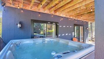 Indoor spa tub
