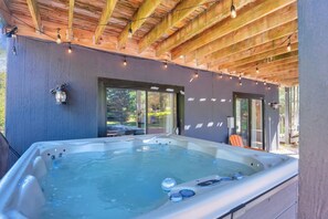 Indoor spa tub - Hot Tub, Game Room, Grill, Lake w/ Beach, Pet (Albrightsville)