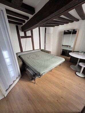 Iron/ironing board, WiFi, bed sheets