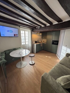 Living area - Cozy, newly renovated studio in the heart of Saint-Germain - 6th arrondissement (Paris)