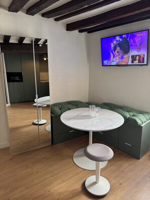 Dining - Cozy, newly renovated studio in the heart of Saint-Germain - 6th arrondissement (Paris)