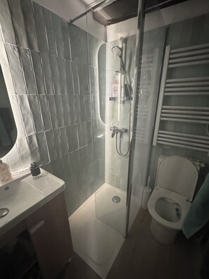 Bathroom - Cozy, newly renovated studio in the heart of Saint-Germain - 6th arrondissement (Paris)