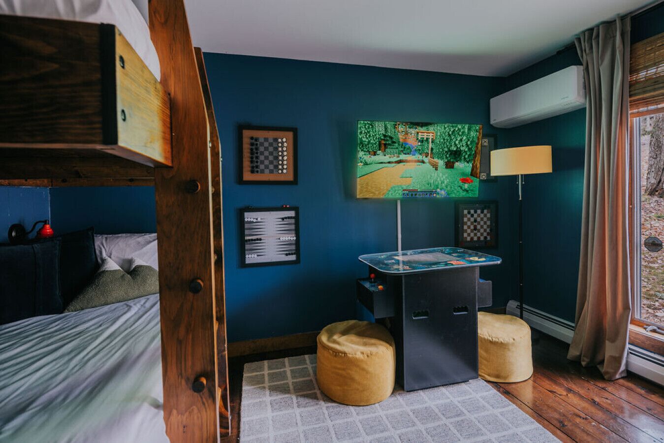 Tabla de planchar con plancha, wifi, ropa de cama