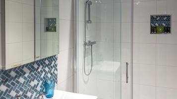 SĂšche-cheveux, serviettes fournies, savon, papier toilette