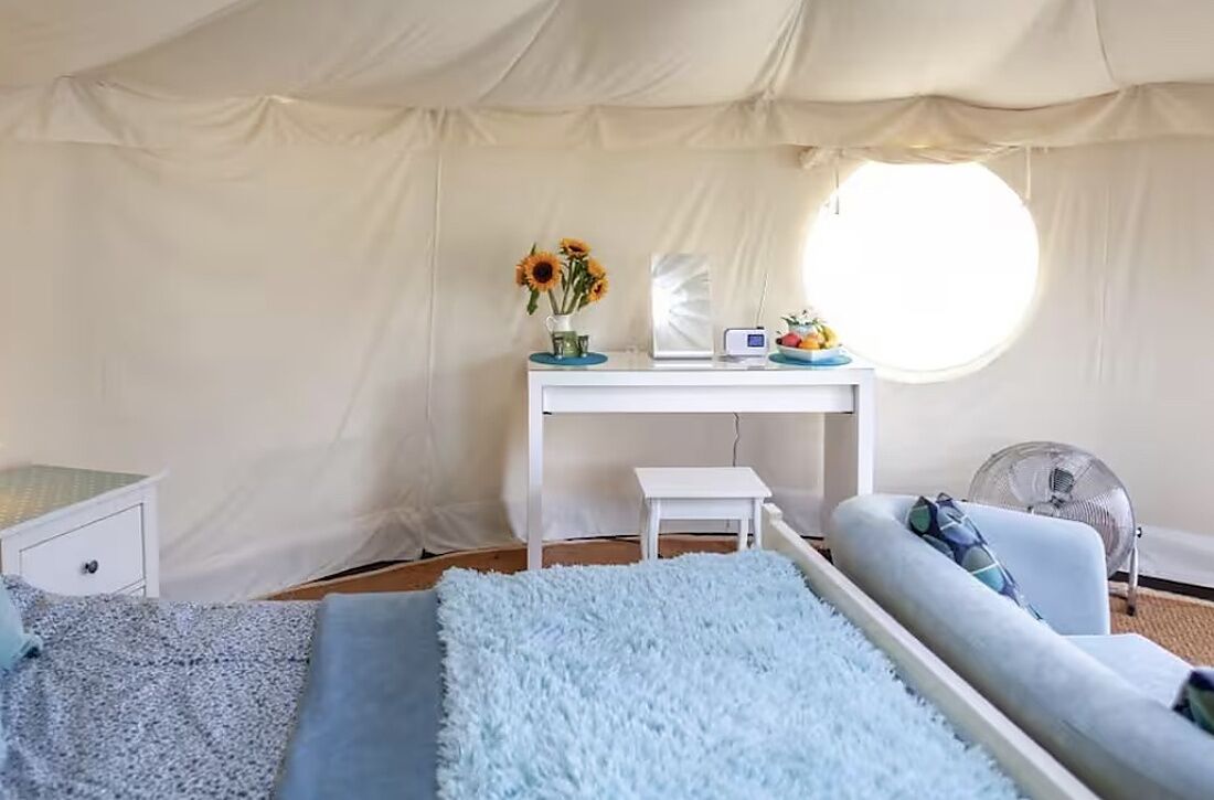 1 bedroom, bed sheets