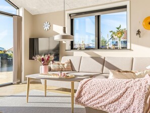 Ein modernes Wohnzimmer mit einer Couch, einem Couchtisch und Dekorationselementen.