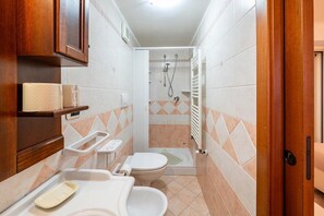 Shower, bidet, towels, shampoo - Casa Alessia by Rentbeat (Cisternino)