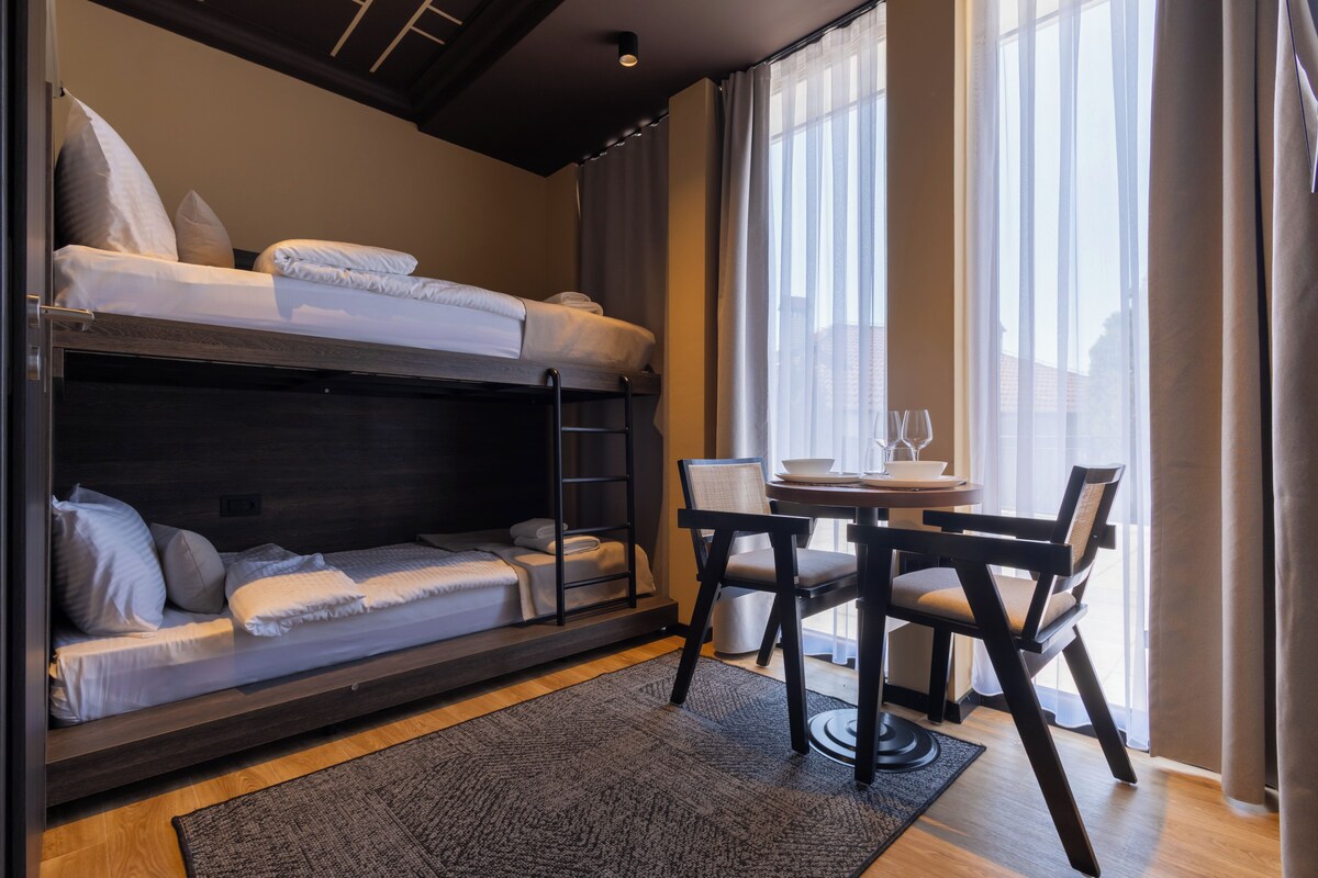 Estudio Confort, vistas a la ciudad | Escritorio, espacio para trabajar con un portátil, cortinas opacas
