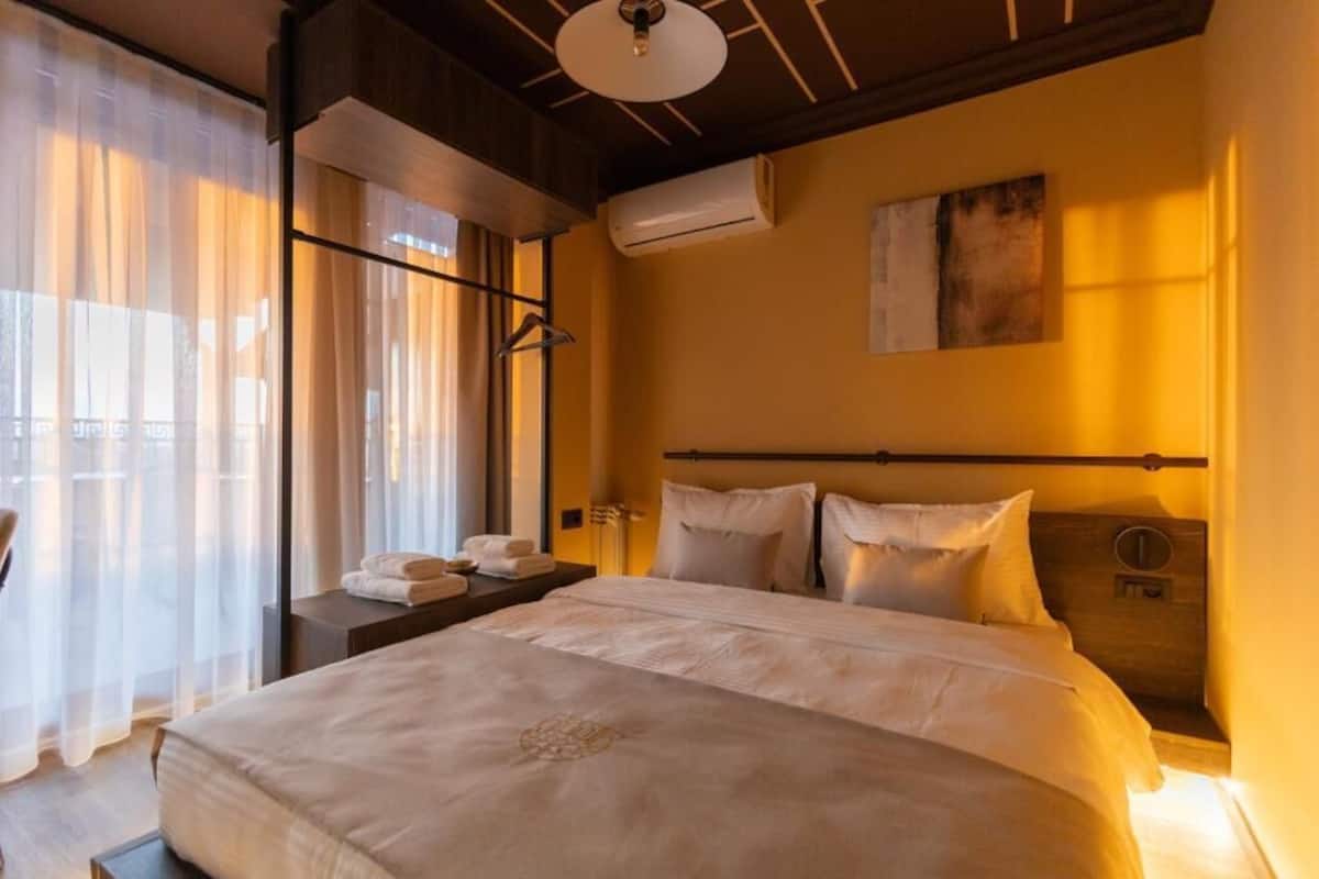 Standard Room, City View | Meja, ruang kerja komputer riba, langsir/tirai gelap terus 