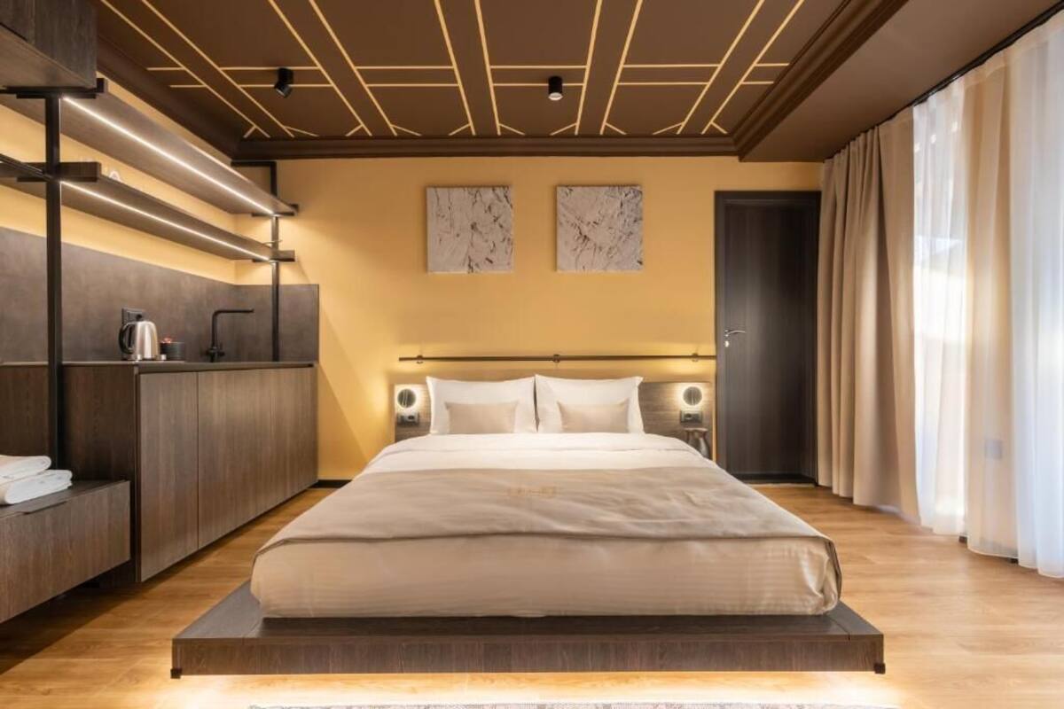Panoramic Suite, City View | Meja, ruang kerja komputer riba, langsir/tirai gelap terus 