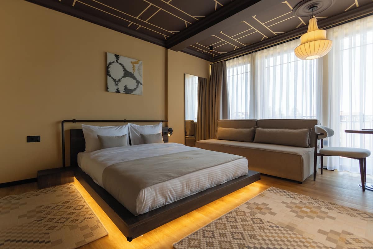 Deluxe Room, City View | Meja, ruang kerja komputer riba, langsir/tirai gelap terus 
