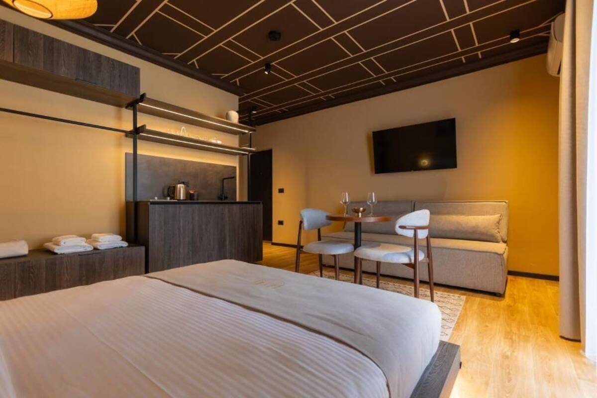 Classic Room, City View | Meja, ruang kerja komputer riba, langsir/tirai gelap terus 
