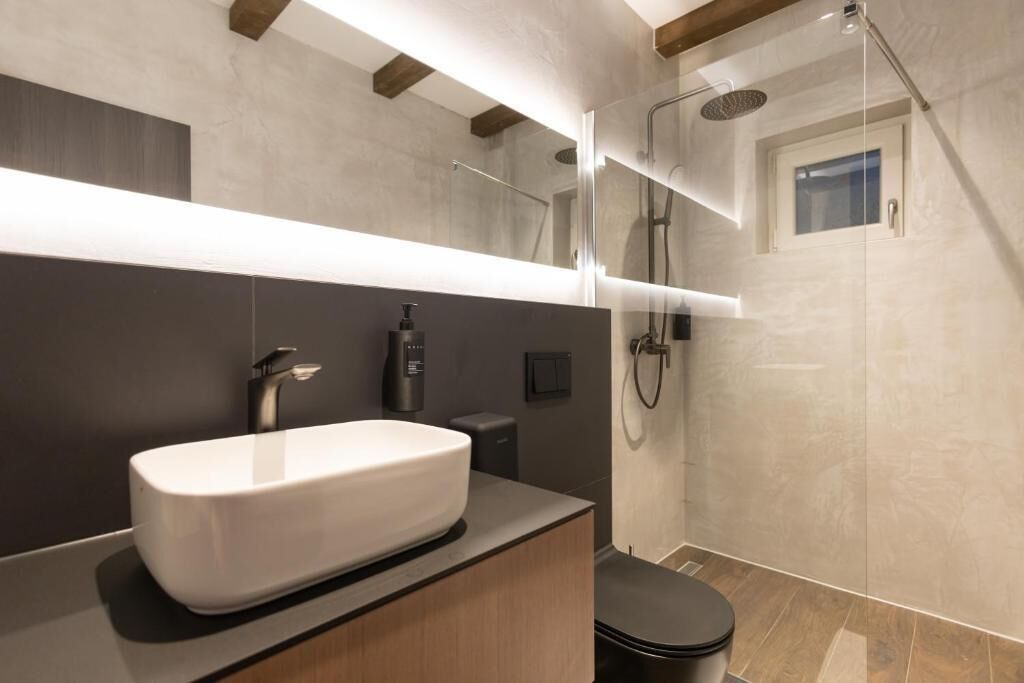 Camera Deluxe, vista città | Bagno | Asciugacapelli, asciugamani, sapone, shampoo
