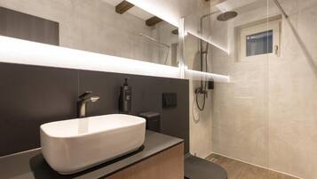 Camera Deluxe, vista città | Bagno | Asciugacapelli, asciugamani, sapone, shampoo