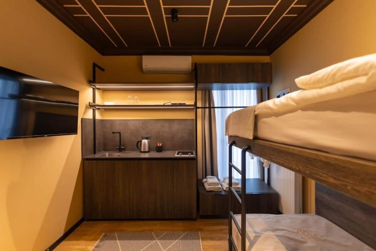 Standard Studio | Meja, ruang kerja komputer riba, langsir/tirai gelap terus 