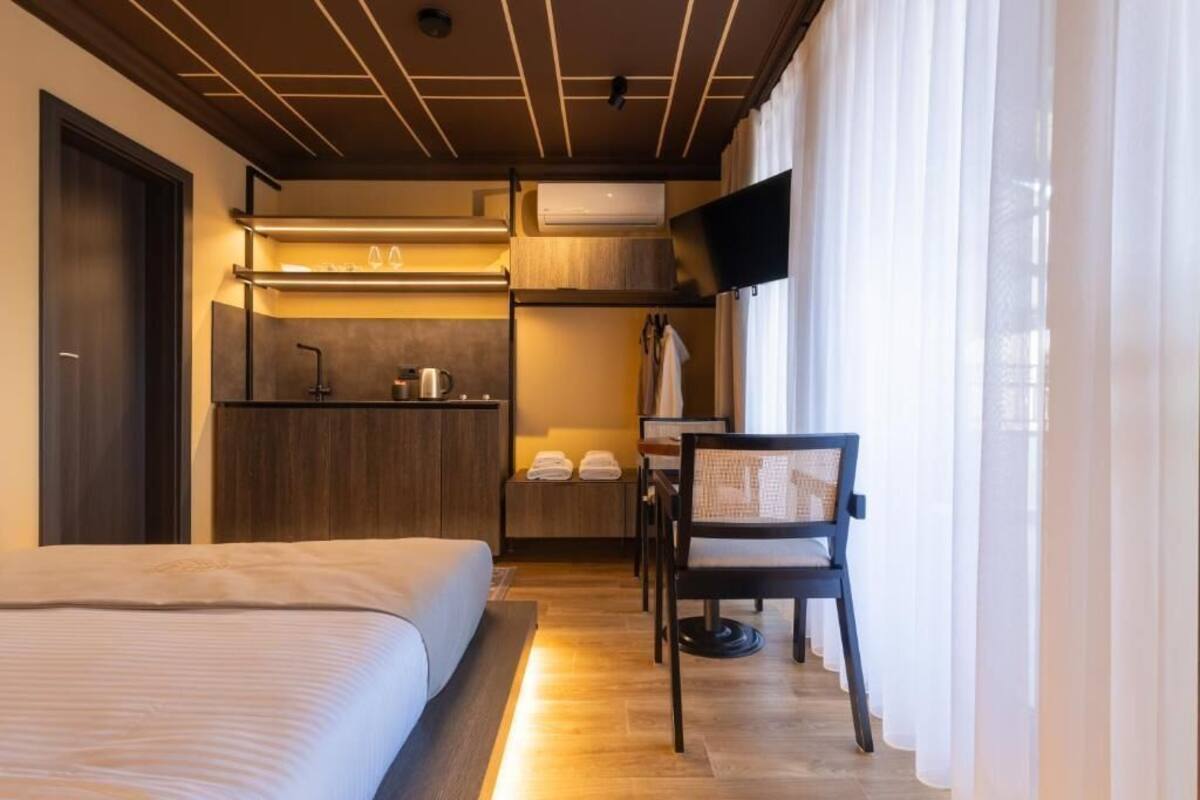 Standard Room, City View | Meja, ruang kerja komputer riba, langsir/tirai gelap terus 