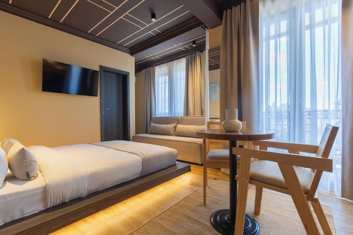Classic Room, City View | Meja, ruang kerja komputer riba, langsir/tirai gelap terus 