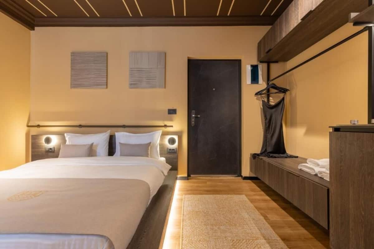 Standard Room, City View | Meja, ruang kerja komputer riba, langsir/tirai gelap terus 
