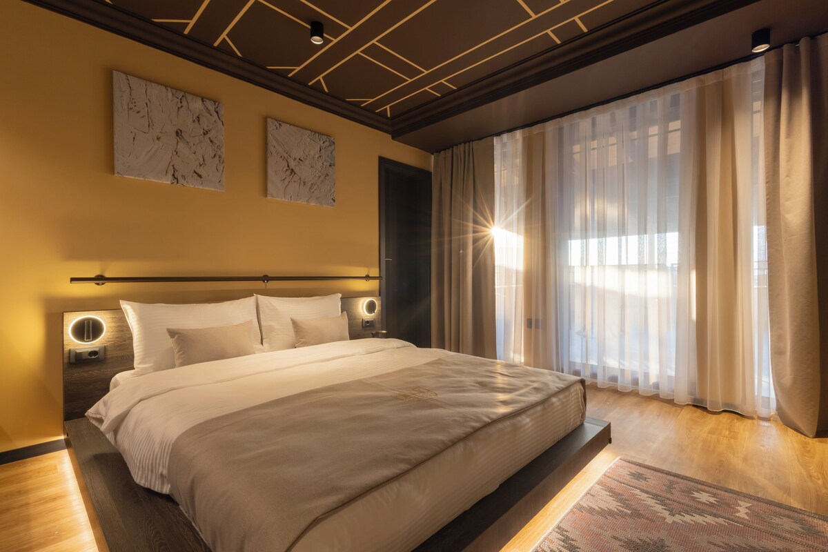 Suite panorámica, vistas a la ciudad | Escritorio, espacio para trabajar con un portátil, cortinas opacas