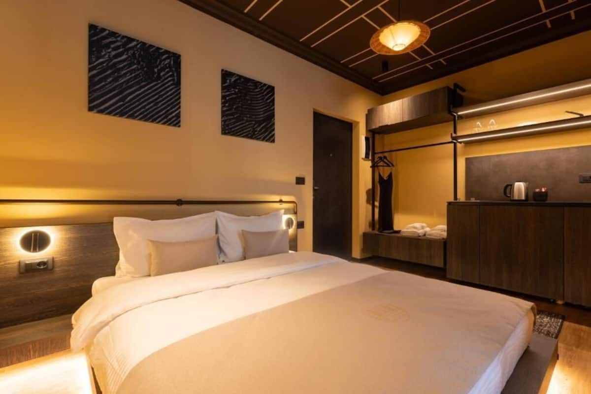Standard Room, City View | Meja, ruang kerja komputer riba, langsir/tirai gelap terus 