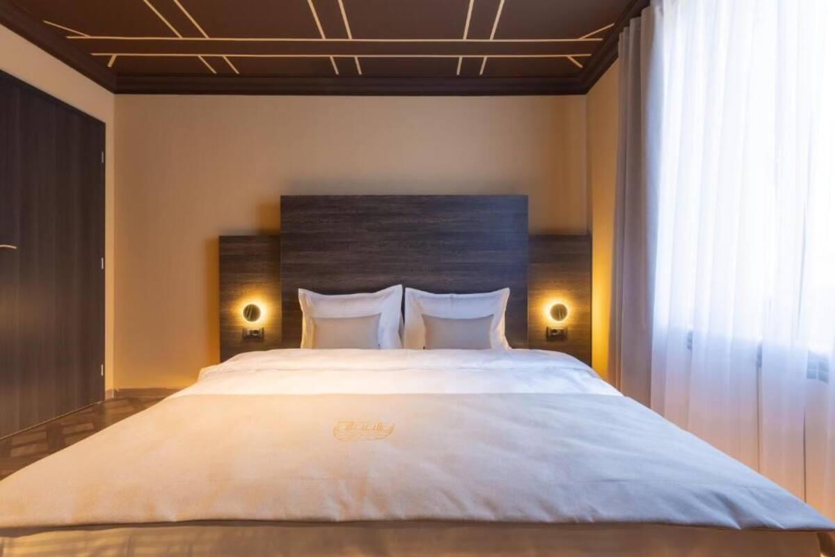 Superior Suite, Balcony | Meja, ruang kerja komputer riba, langsir/tirai gelap terus 