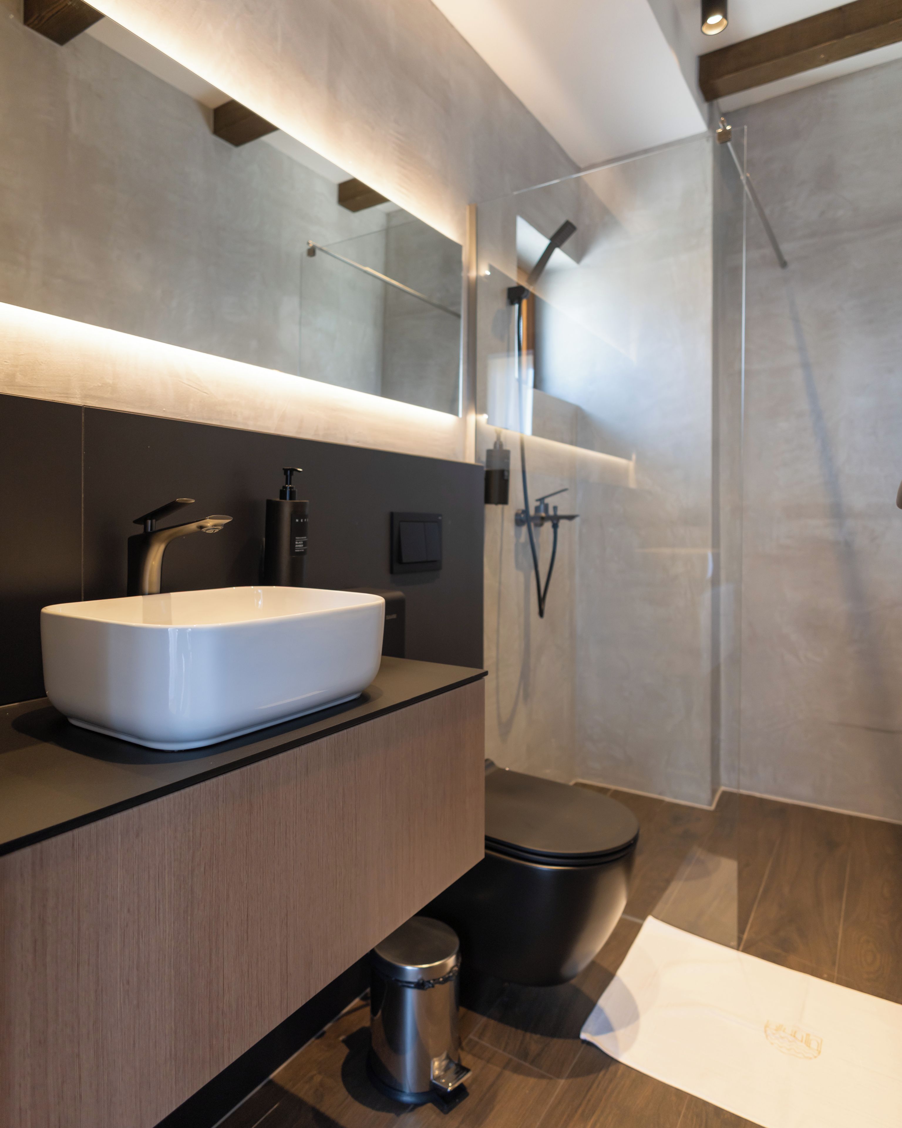 Deluxe Room, City View | Bathroom | Shower, hair dryer, towels, soap