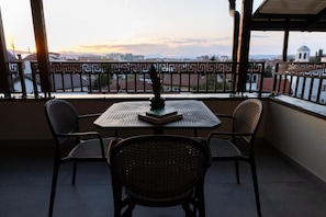 Habitación estándar, vista a la ciudad | Restaurante al aire libre
