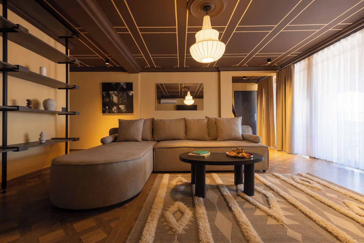 Suite superior, balcón | Zona de estar | Televisión LED de 43 pulgadas con canales digitales
