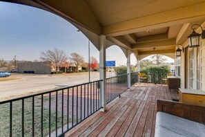 Terrace/patio - 1.2 miles from the Stadium for FIFA, breakfast included (Arlington)