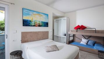 Junior Room, Partial Ocean View | Peti besi dalam bilik, kalis bunyi, seterika/papan seterika