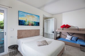 Junior-Zimmer, eingeschränkter Meerblick | Zimmersafe, schallisolierte Zimmer, Bügeleisen/Bügelbrett