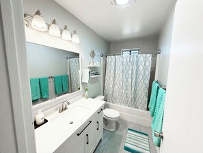 Secadora de cabello, bidet, toallas, jabón 