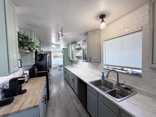 5-bedroom, 2 Bath, Sleeps 9+, Hot Tub, Starlink