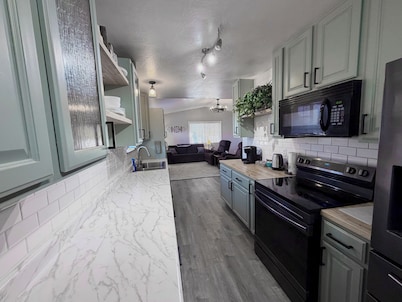 5-bedroom, 2 Bath, Sleeps 9+, Hot Tub, Starlink
