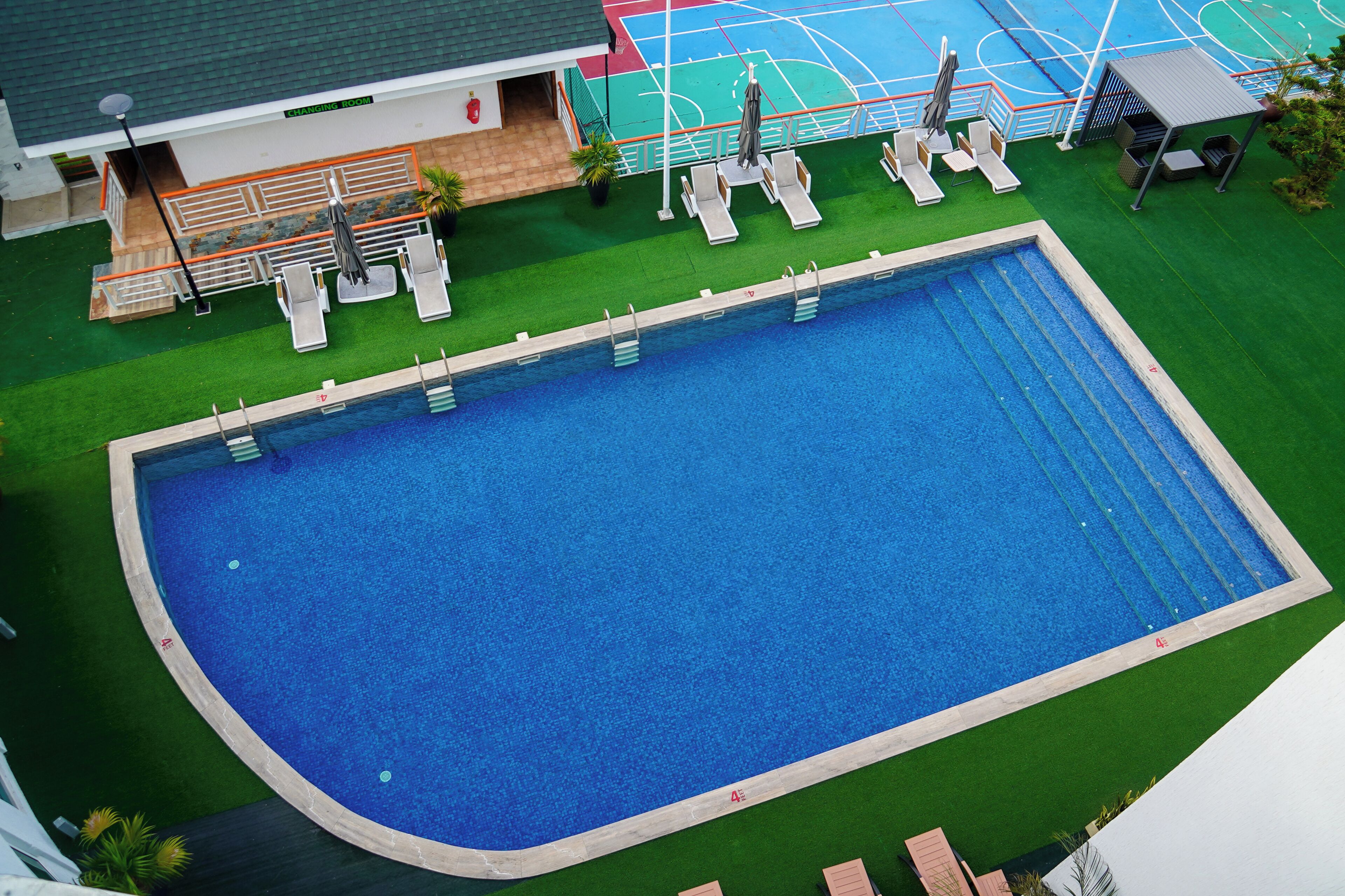 Una piscina al aire libre, sombrillas, guardavidas en la propiedad