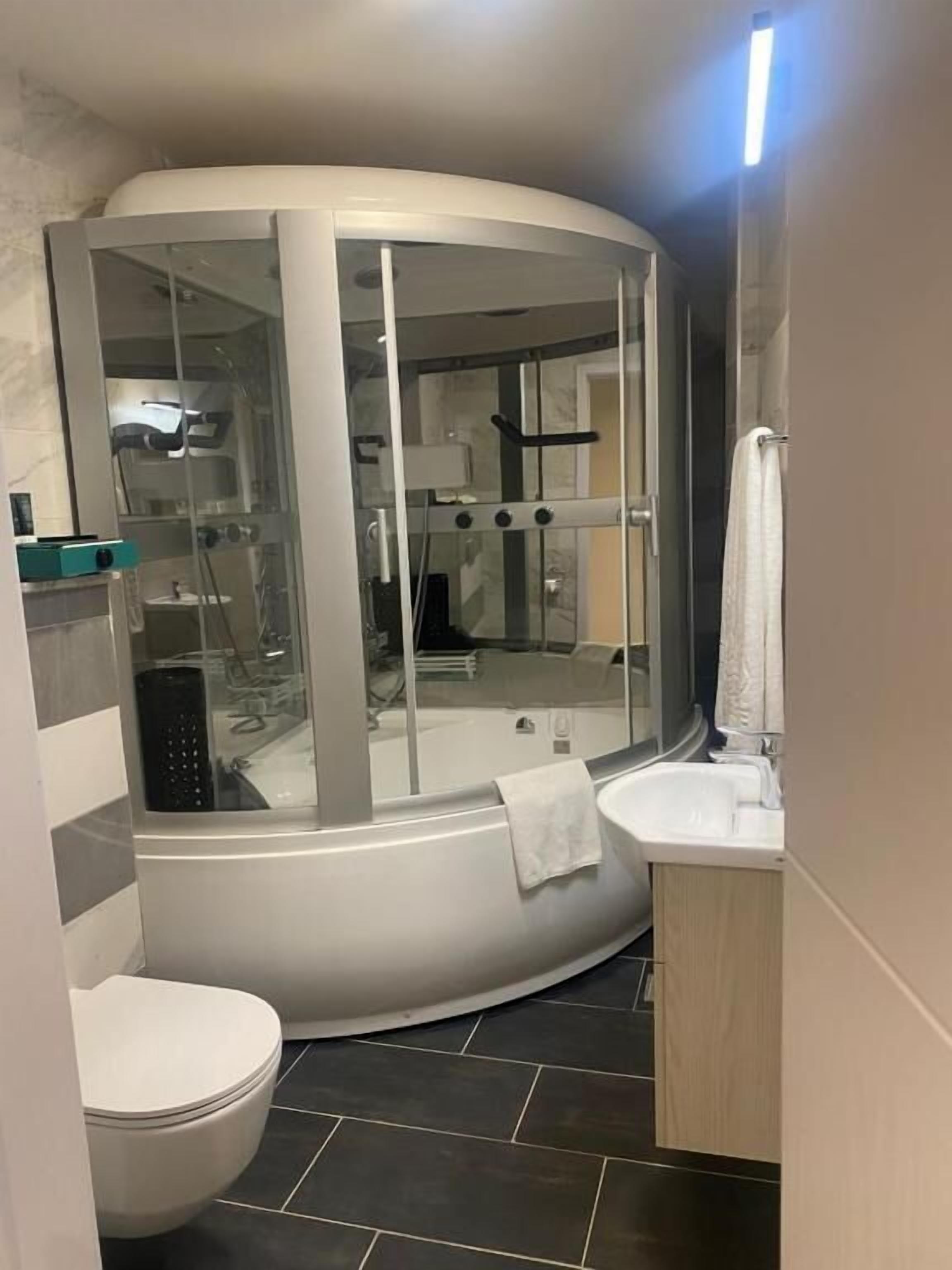 Executive suite, balkon, uitzicht op zee | Badkamer | Gratis toiletartikelen, een haardroger, pantoffels, handdoeken