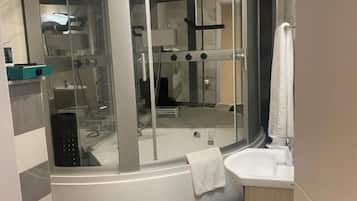 Executive suite, balkon, uitzicht op zee | Badkamer | Gratis toiletartikelen, een haardroger, pantoffels, handdoeken