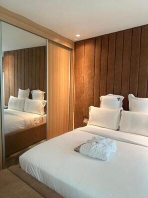 In-room safe, desk, laptop workspace, blackout drapes - THE GROVE ESSIPONG BEACH RESORT (Sekondi-Takoradi)